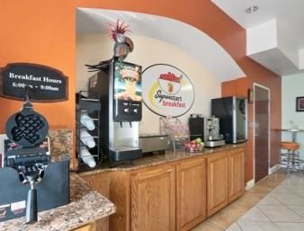 Super 8 By Wyndham Austin/airport South