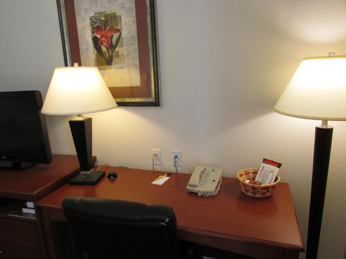 Super 8 By Wyndham Austin/airport South