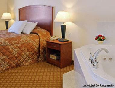 Super 8 By Wyndham Austin/airport South
