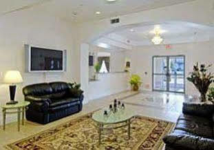 Super 8 By Wyndham Austin/airport South 2*